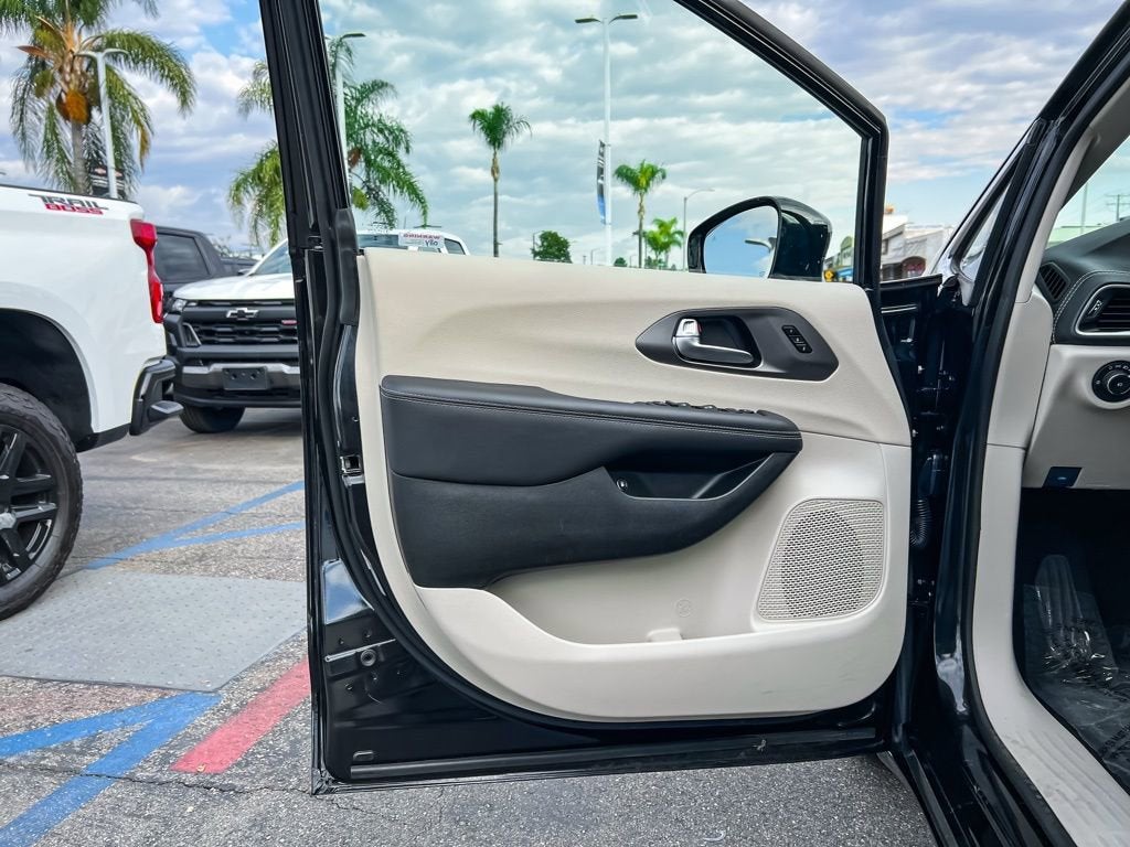 2024 Chrysler Pacifica Hybrid Select