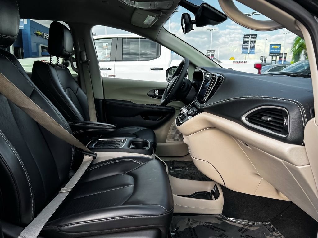 2024 Chrysler Pacifica Hybrid Select