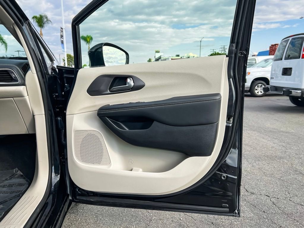 2024 Chrysler Pacifica Hybrid Select