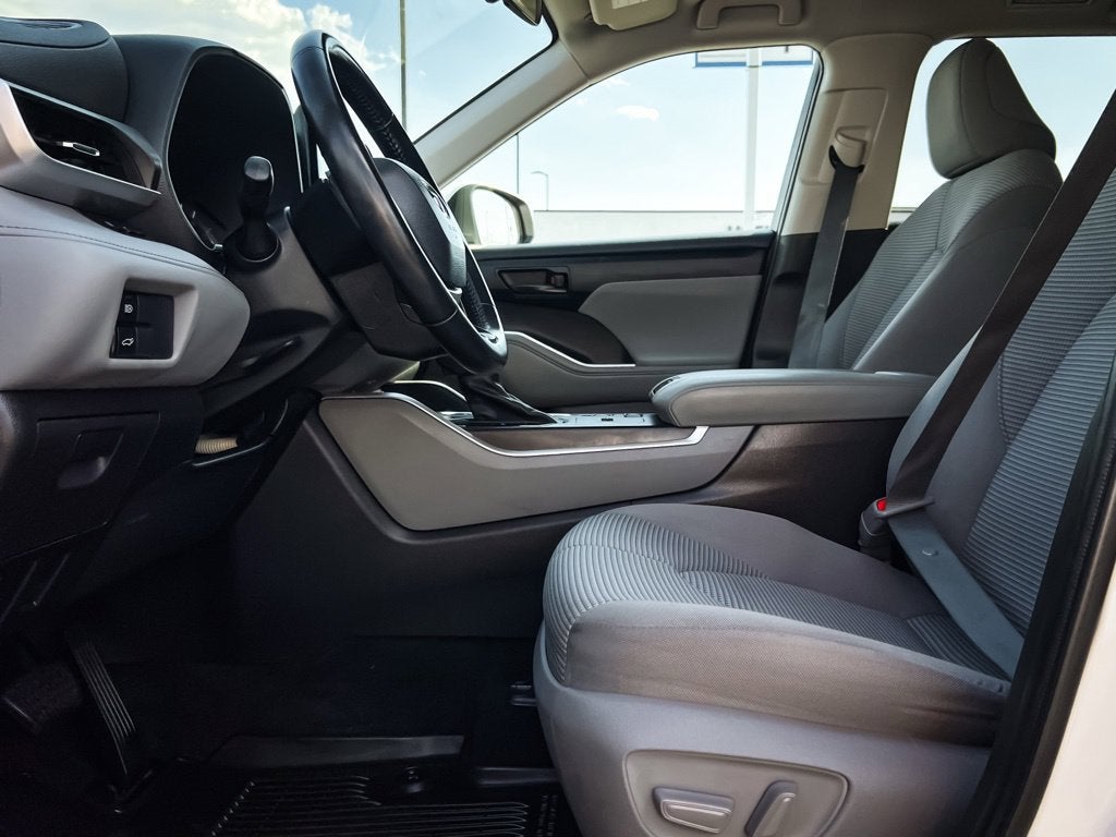 2022 Toyota Highlander LE