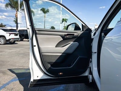2022 Toyota Highlander LE
