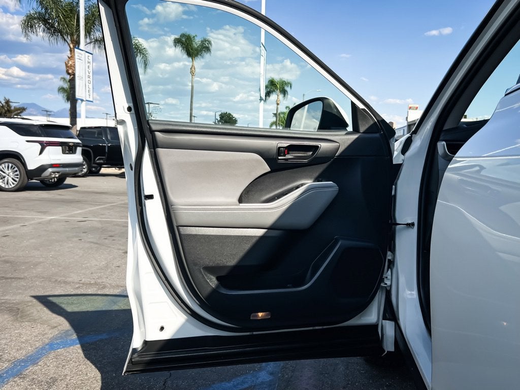 2022 Toyota Highlander LE
